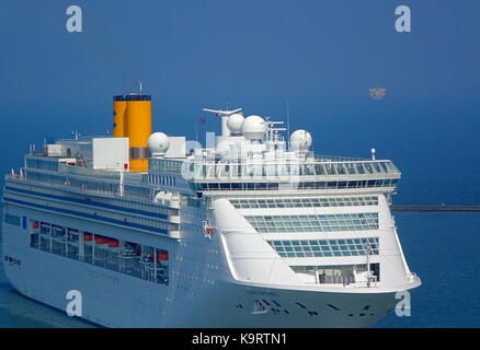 KAOHSIUNG, TAIWAN - 12. SEPTEMBER 2017: Das luxuriöse Kreuzfahrtschiff Costa Victoria aus Japan Ansätze Kaohsiung Port. Stockfoto