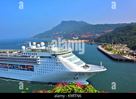 KAOHSIUNG, TAIWAN - 12. SEPTEMBER 2017: Das luxuriöse Kreuzfahrtschiff Costa Victoria aus Japan Ansätze Kaohsiung Port. Stockfoto