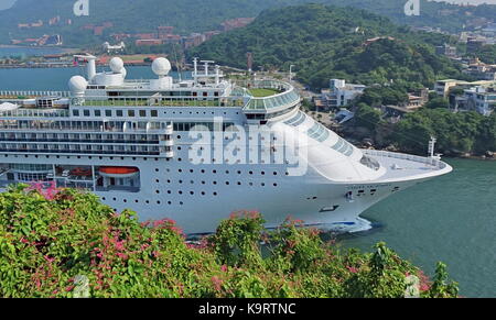 KAOHSIUNG, TAIWAN - 12. SEPTEMBER 2017: Das luxuriöse Kreuzfahrtschiff Costa Victoria aus Japan Ansätze Kaohsiung Port. Stockfoto