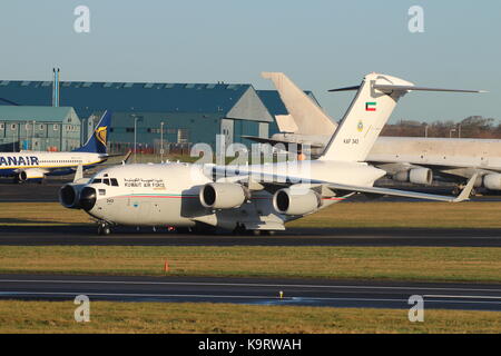 KAF 343, eine Boeing C-17A Globemaster III von der Kuwait Air Force betrieben, am Internationalen Flughafen Prestwick, Ayrshire. Stockfoto