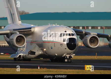 KAF 343, eine Boeing C-17A Globemaster III von der Kuwait Air Force betrieben, am Internationalen Flughafen Prestwick, Ayrshire. Stockfoto