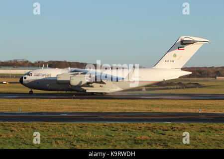 KAF 343, eine Boeing C-17A Globemaster III von der Kuwait Air Force betrieben, am Internationalen Flughafen Prestwick, Ayrshire. Stockfoto