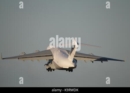 KAF 343, eine Boeing C-17A Globemaster III von der Kuwait Air Force betrieben, am Internationalen Flughafen Prestwick, Ayrshire. Stockfoto