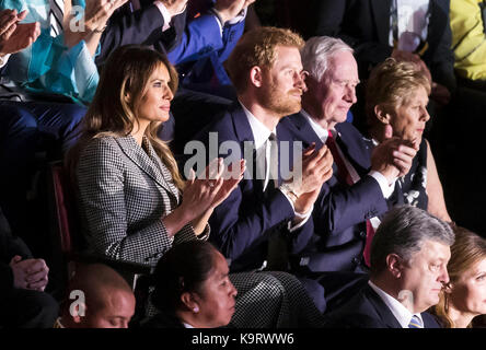 Die First Lady der Vereinigten Staaten Melania Trump und Prinz Harry an der Eröffnungsfeier der 2017 Invictus Games im Air Canada Centre in Toronto, Kanada. Stockfoto