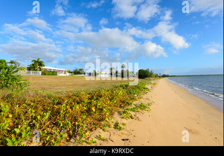 Sandstrand von Cardwell und Waterfront Properties, Far North Queensland, FNQ, QLD, Australien Stockfoto