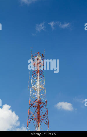 Telekommunikation Antenne Tower für Radio, Fernsehen und Telefonie mit schönen blauen Himmel. Stockfoto