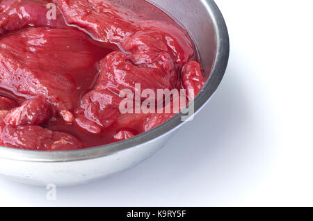 Rohes Schweinefleisch mit thailändischen Sauce auf weißem Hintergrund Stockfoto