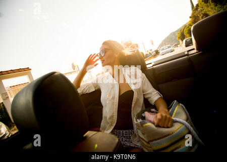 Hübsche, junge Frau im Cabriolet Auto im Sommer fahren Stockfoto