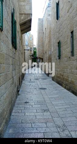 Stein Gasse in Jerusalem mit Kindern zu Fuß Stockfoto