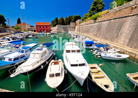 Zadar Verteidigung Wände und Fosa mit Blick auf den Hafen, die antiken Sehenswürdigkeiten der Region Dalmatien in Kroatien Stockfoto