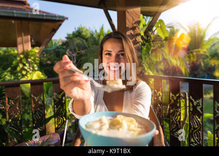 Paar Frühstück zusammen in Sicht, junge Frau füttern Mann mit Haferbrei mit frischen Früchten im Freien Stockfoto