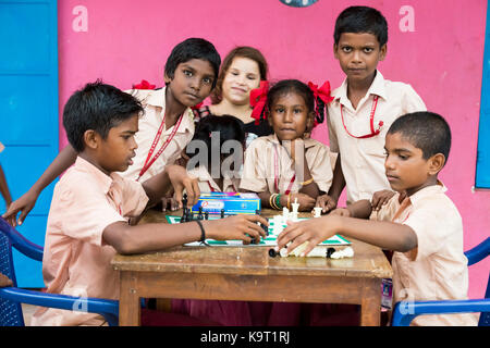 PONDICHERY, PUDUCHERY, Indien - SEPTEMBER 04, 2017. Indische Kinder Schach spielen am Tisch. In der Schule das Konzept der Kindheit und Gesellschaftsspiele, Bra Stockfoto