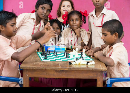 PONDICHERY, PUDUCHERY, Indien - SEPTEMBER 04, 2017. Indische Kinder Schach spielen am Tisch. In der Schule das Konzept der Kindheit und Gesellschaftsspiele, Bra Stockfoto