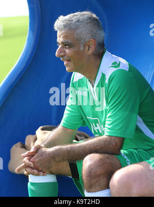 Bürgermeister von London Sadiq Khan an der Arbeit v Journalisten jährliche Fußballspiel in Brighton und Hove Albion's American Express Elite Fußball Performance Center vor der jährlichen Konferenz der Labour Party in Brighton. Stockfoto