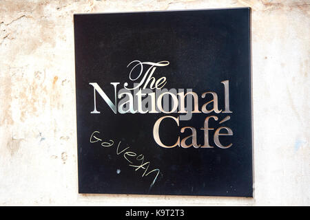 Graffiti lesen Go Vegan auf einem Schild vor dem Cafe in der National Gallery Stockfoto