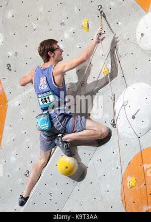 Großbritanniens William Bosi während seinen Aufstieg in der Leitung Halbfinale während der IFSC Climbing World Cup beim Edinburgh International Klettern Arena. PRESS ASSOCIATION Foto. Bild Datum: Sonntag, September 24, 2017. Photo Credit: Jane Barlow/PA-Kabel. Einschränkungen: EDITORIAL NUR VERWENDEN Stockfoto