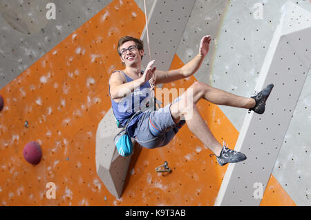 Großbritanniens William Bosi nach seinem Aufstieg in die Leitung Halbfinale während der IFSC Climbing World Cup beim Edinburgh International Klettern Arena. PRESS ASSOCIATION Foto. Bild Datum: Sonntag, September 24, 2017. Photo Credit: Jane Barlow/PA-Kabel. Einschränkungen: EDITORIAL NUR VERWENDEN Stockfoto