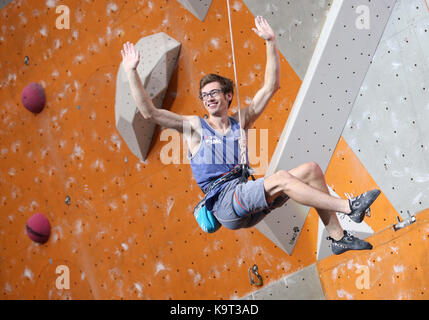 Großbritanniens William Bosi nach seinem Aufstieg in die Leitung Halbfinale während der IFSC Climbing World Cup beim Edinburgh International Klettern Arena. Stockfoto