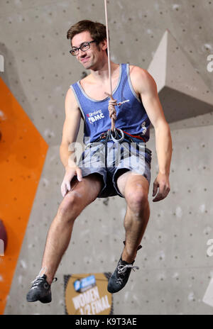 Großbritanniens William Bosi nach seinem Aufstieg in die Leitung Halbfinale während der IFSC Climbing World Cup beim Edinburgh International Klettern Arena. Stockfoto