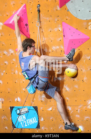 Großbritanniens William Bosi während seinen Aufstieg in der Leitung Halbfinale während der IFSC Climbing World Cup beim Edinburgh International Klettern Arena. Stockfoto