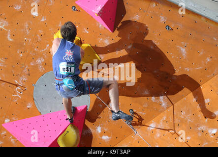 Großbritanniens William Bosi während seinen Aufstieg in der Leitung Halbfinale während der IFSC Climbing World Cup beim Edinburgh International Klettern Arena. Stockfoto