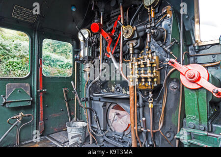 Fußplatte und Kabine einer Dampflokomotive, Motor, mit Rädern, Hebeln, Rohre, und Öffnung für Kohle der Kessel zu füttern. Stockfoto