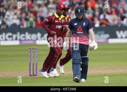 England's Eoin Morgan macht sich auf den Weg nach während des Dritten Royal London ODI in Bristol County Boden entlassen wird. Stockfoto