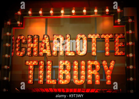 Beleuchtetes Schild für Charlotte Tilbury im Kaufhaus Fenwick in der Bond Street, London. Stockfoto