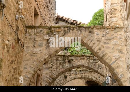 Steinbögen an der Straße von Besalu, einer Stadt in der Comarca Garrotxa, in Girona, Katalonien, Spanien. Stockfoto