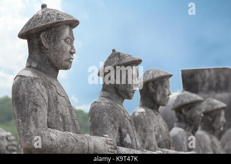 Antike Statuen in Khai Dinh Grab in Hue Vietnam Stockfoto