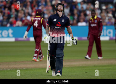 England's Ben schürt, macht sich auf den Weg nach während des Dritten Royal London ODI in Bristol County Boden entlassen wird. Stockfoto