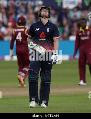 England's Ben schürt, macht sich auf den Weg nach während des Dritten Royal London ODI in Bristol County Boden entlassen wird. Stockfoto