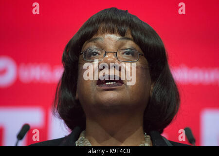 Diane Abbott Sprechen während der jährlichen Konferenz der Labour Party in Brighton Centre, Brighton. Stockfoto