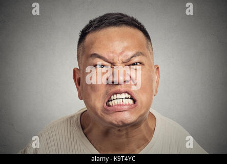 Nahaufnahme Porträt Kopfschuss wütend mittleren Alters Mann mit offenem Mund aggressiv schreien isoliert graue Wand Hintergrund. Negative menschliche Emotion Gesichts expr Stockfoto