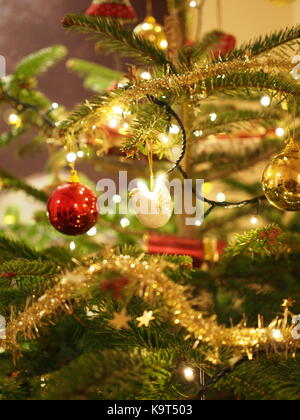 Eine weiße Taube hängt von einem Weihnachtsbaum Stockfoto