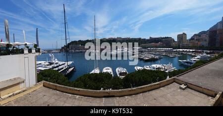 Luxuriöse Yachten im Hafen Port Hercule, Monaco Stockfoto