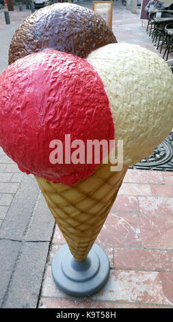 Ein riesiger Fake Eis in Perpignan, Frankreich Stockfoto