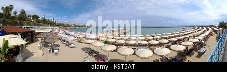 Panoramablick auf Strand Sonnenschirme am Strand in San Remo, Ligurien, Italien Stockfoto