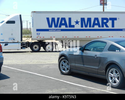 Sonora - Jun 22: Wal-Mart-Lkw auf dem Parkplatz von einem Walmart Supermarkt geparkt, Tuolumne County am 22. Juli 2015 in Sonora, Kalifornien Stockfoto