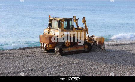 Nizza, Frankreich - 30. November 2015: Bulldozer D6 T (Stufe 4 endg.) Caterpillar Arbeiten am Strand von Nizza, Frankreich Stockfoto