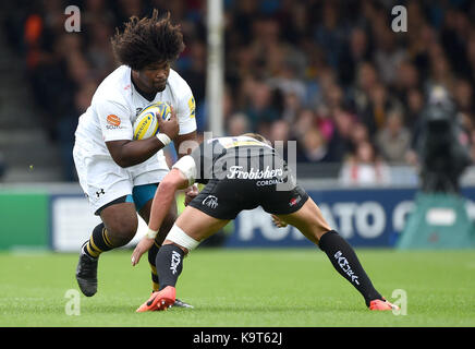 Wespen" Ashley Johnson in Angriff von der Exeter Henry Slade während der Aviva Premiership Match am sandigen Park, Exeter. Stockfoto