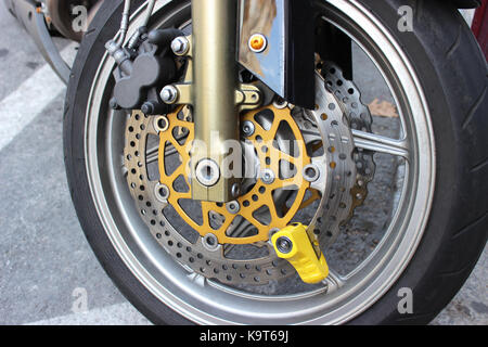 Gelbe Scheibe Lock auf Motorrad Bremsscheibe Stockfoto