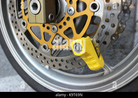 Gelbe Scheibe Lock auf Motorrad Bremsscheibe Stockfoto
