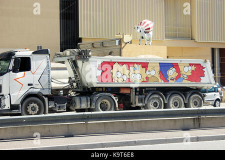 Fontvieille, Monaco - 18. September 2015: Dump Truck Trailer mit Zeichen aus dem Cartoon The Simpsons. Südlich von Frankreich Stockfoto