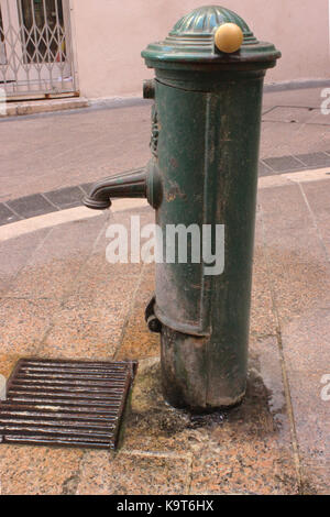 Retro metall Brunnen in der Altstadt von Nizza in Frankreich Stockfoto