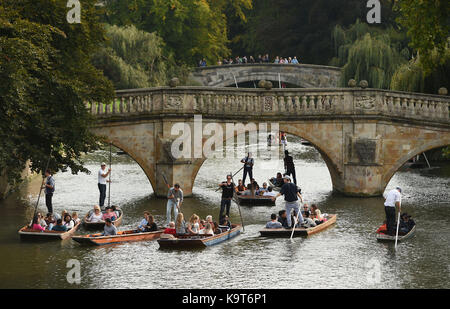 Menschen Punt entlang dem Fluss Cam in Cambridge, wie die Menschen im Süden Osten vorhergesagt genießen Sie Höhen von 22-23 C durch Sonntag Nachmittag. Stockfoto