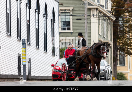 Eine Pferdekutsche mit Touristen ihren Weg durch die Straßen von Lunenburg. 1753 Lunenburg, Nova Scotia, Kanada gegründet. Stockfoto