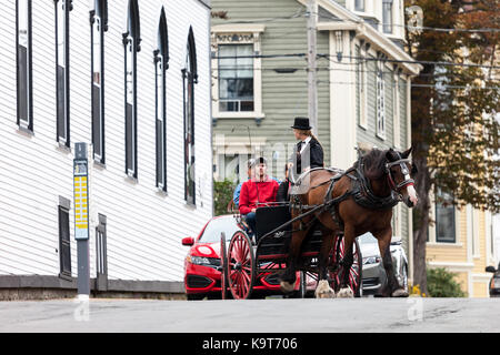 Eine Pferdekutsche mit Touristen ihren Weg durch die Straßen von Lunenburg. 1753 Lunenburg, Nova Scotia, Kanada gegründet. Stockfoto