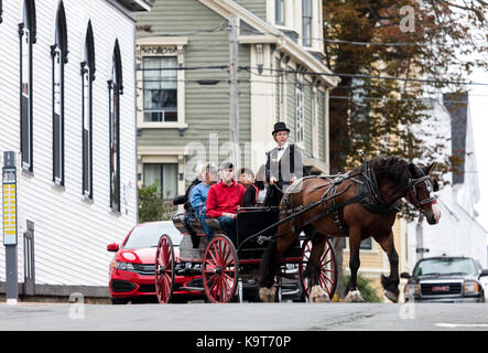 Eine Pferdekutsche mit Touristen ihren Weg durch die Straßen von Lunenburg. 1753 Lunenburg, Nova Scotia, Kanada gegründet. Stockfoto