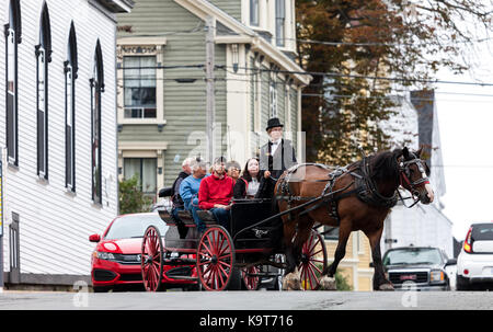 Eine Pferdekutsche mit Touristen ihren Weg durch die Straßen von Lunenburg. 1753 Lunenburg, Nova Scotia, Kanada gegründet. Stockfoto